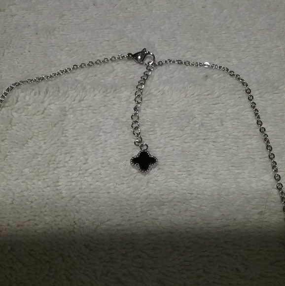 BRAND NEW Gorgeous Clover Necklace - Picture 3 of 4